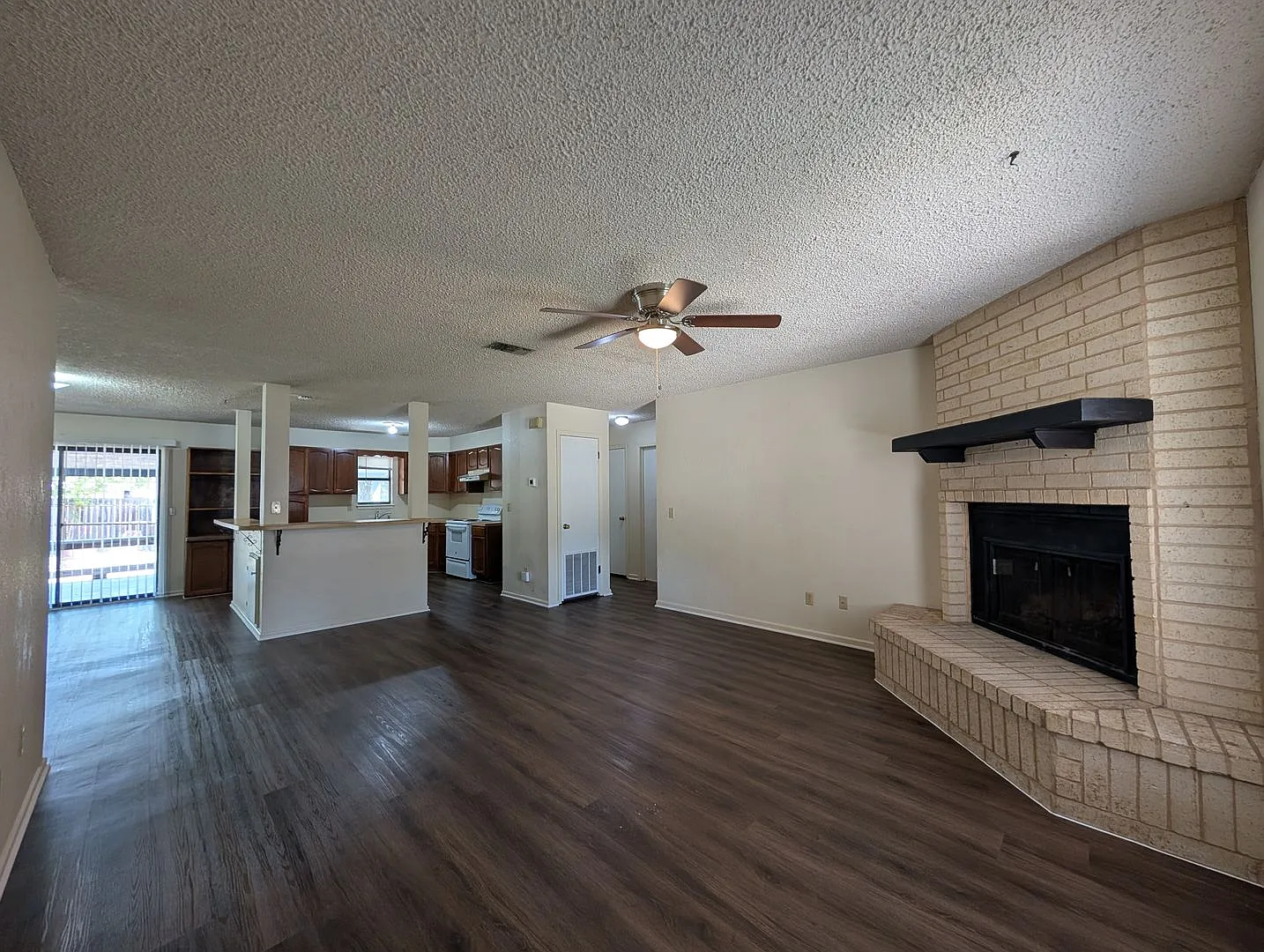 On a Cul -de-Sac/ Fireplace / No Carpet / Large Covered Back Patio / NBISD — Photo 3