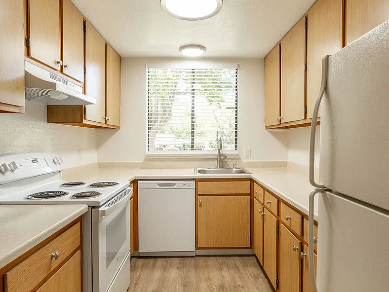 Cambridge Court Townhomes — Photo 17