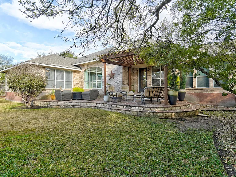 2639 Henley Dr — Photo 35