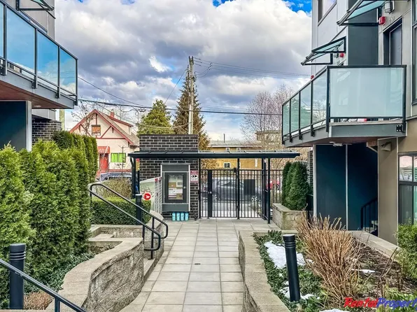 7001 Royal Oak Ave #210, Burnaby, BC V5J 0H2