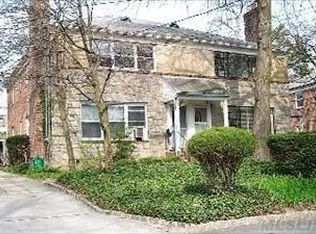 24 Linden St, Great Neck, NY 11021
