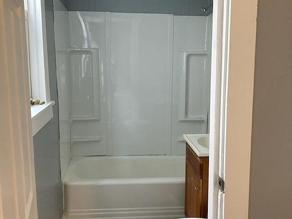 4th image of 35 Linden St #1