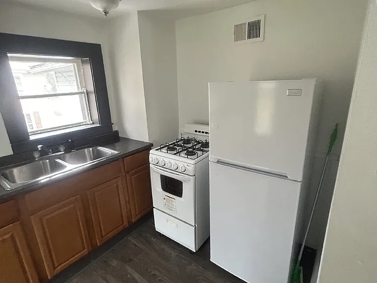 9 Hawthorne St #2 — Photo 1