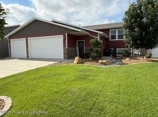 732 17th St E, Dickinson, ND 58601