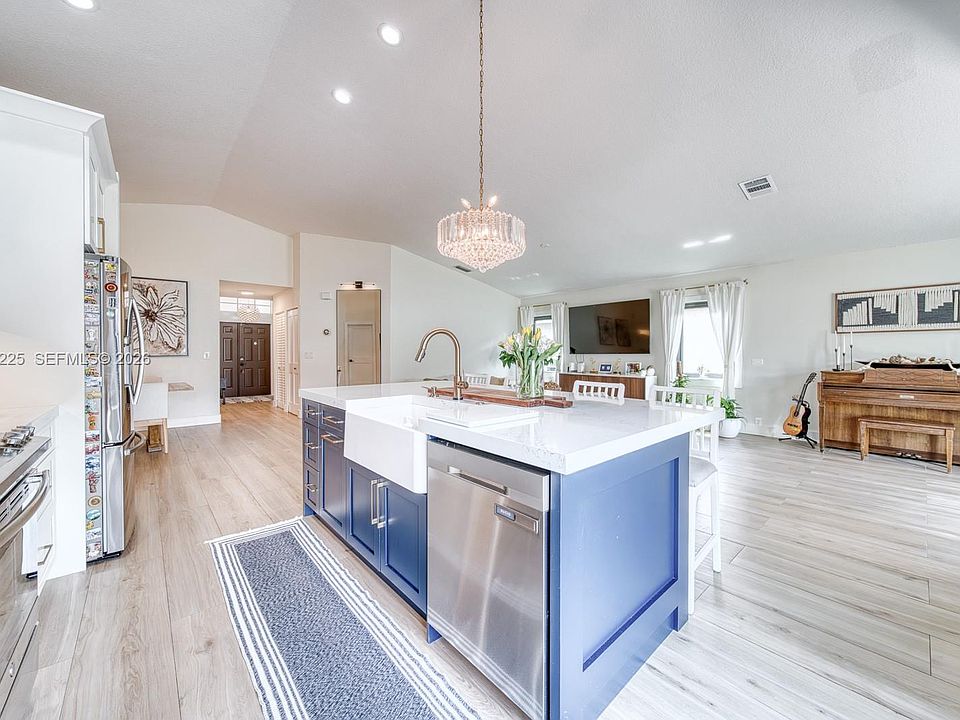 1st image of 77 Gables Blvd
