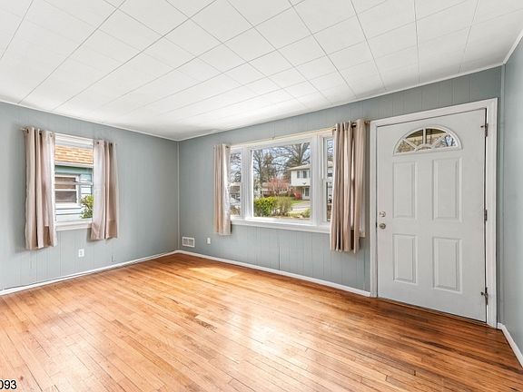 3rd image of 9 Brookside Rd