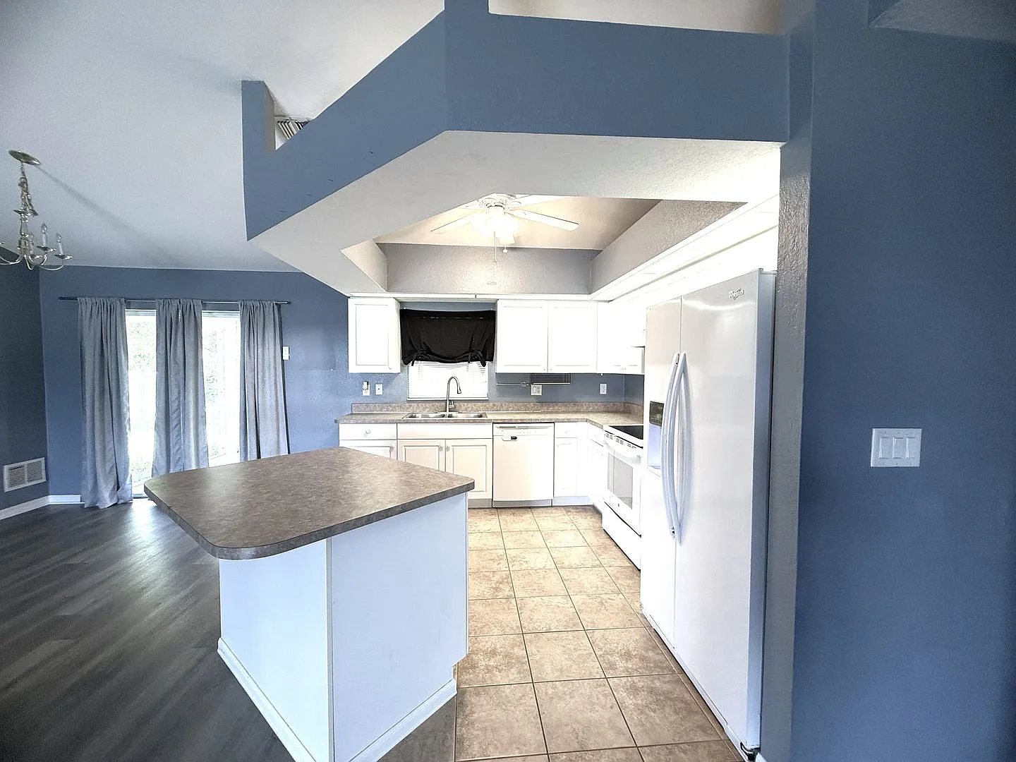 First Month's Rent Free! Stunning 4/2/2 In Nw Cape! — Photo 4