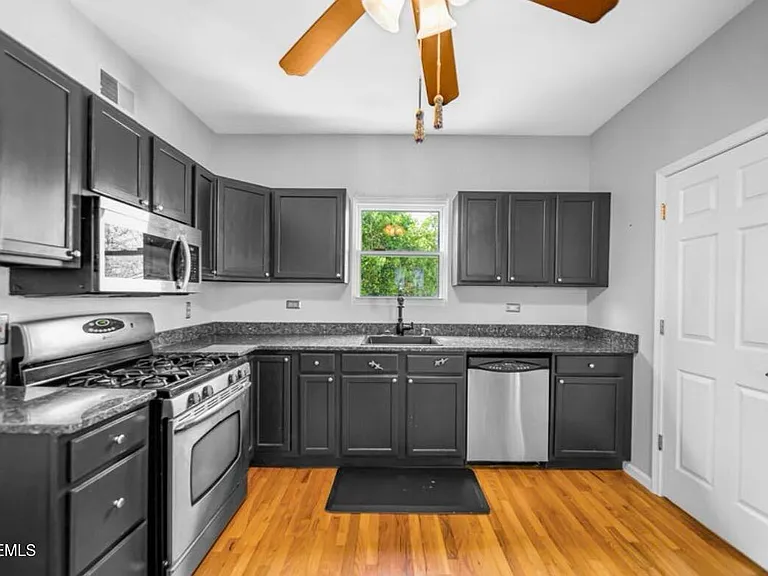 607 McClellan St — Photo 4