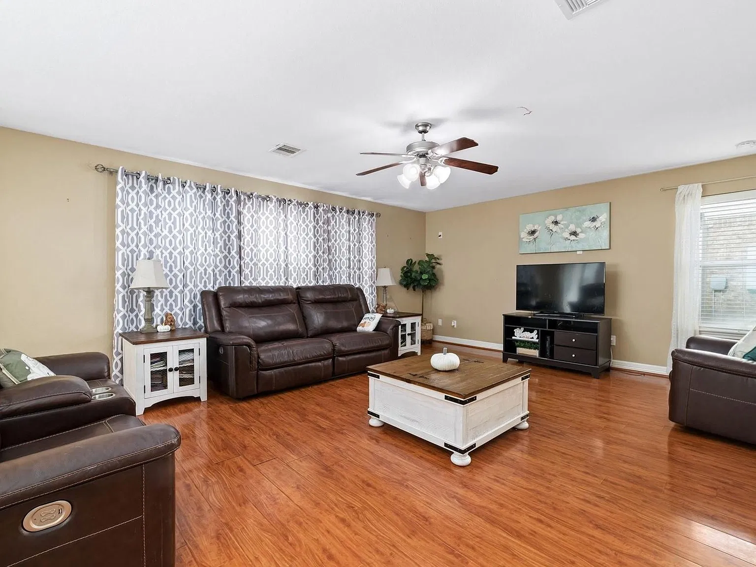 4 bed, 2.5 bath, 2355 sqft, $2,200 — Photo 2