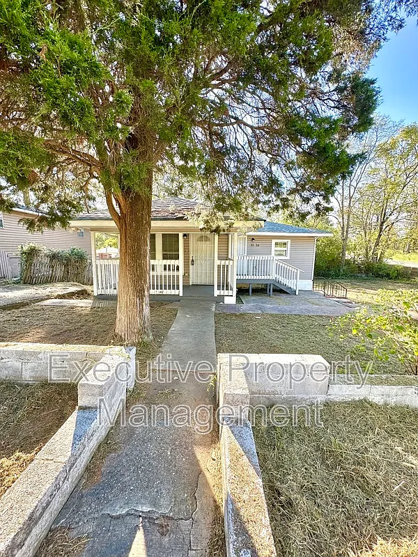 3 bed, 2.0 bath, 1220 sqft, $1,100 — Photo 1