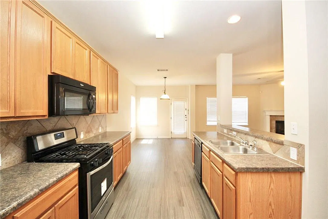 4 bed, 2.5 bath, 3062 sqft, $2,450 — Photo 3