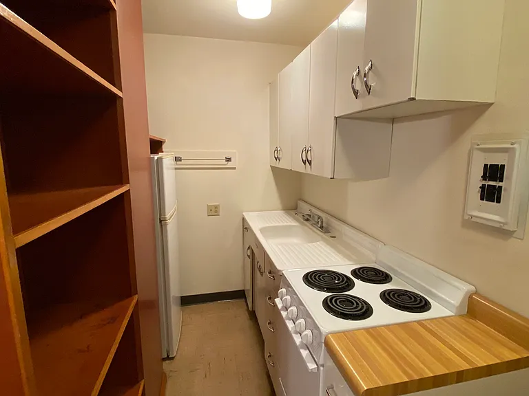 2020 University Avenue — Photo 7