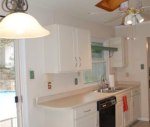 5th image of 4215 Glen Hollow Cir