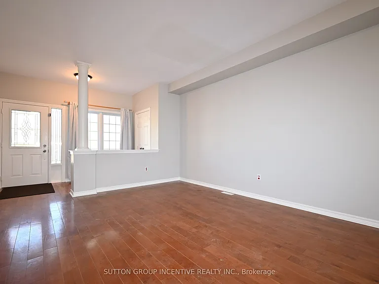 28 Silvercreek Cres #UPPER — Photo 2