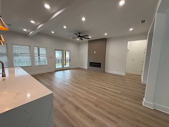 4th image of 219 Fox Chase Cir