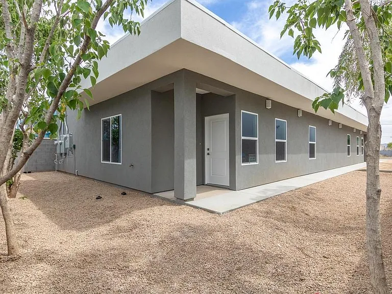 2336 E Harvard St — Photo 14
