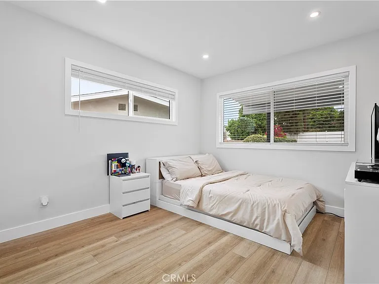 10345 Blucher Ave — Photo 12