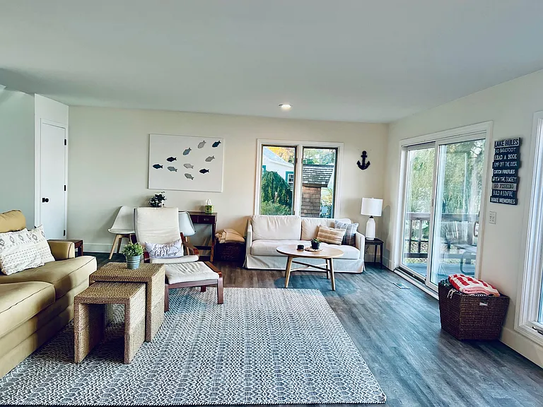 Sitting area off kitchen with lake views