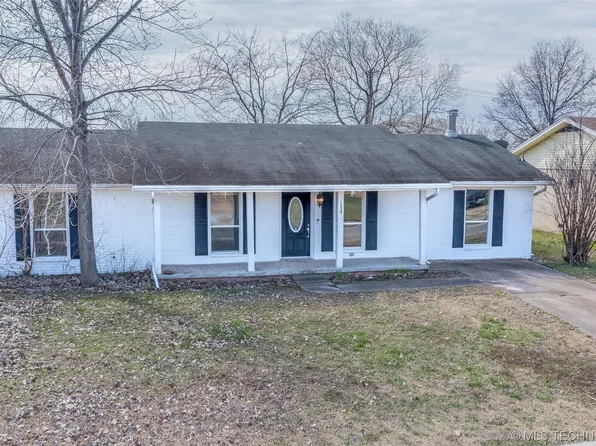1330 NE 3rd St, Pryor, OK 74361