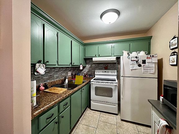 4th image of 102 Cambridge E