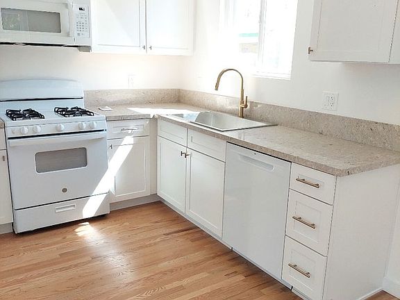 4th image of 6640 Woodman Ave APT 3