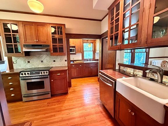 4th image of 705 E Normal St