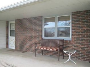 821 Skyline Dr, Freeport, IL 61032