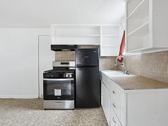 3rd image of 806 W 32nd St APT C