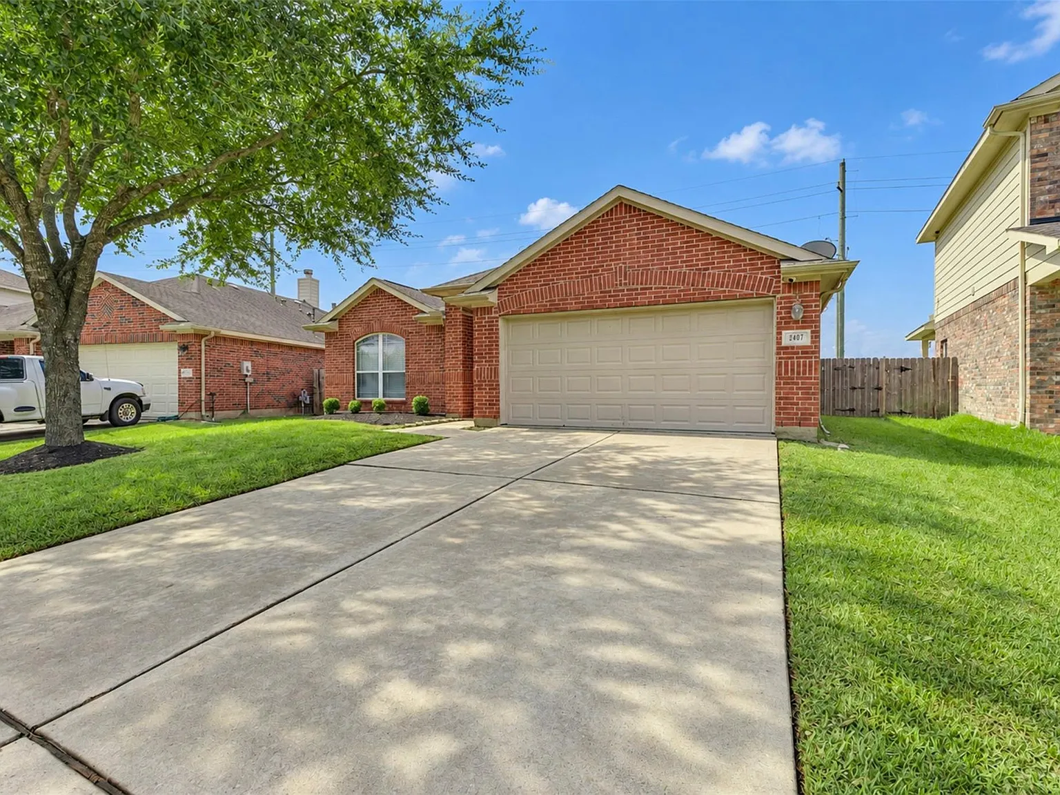 3 bed, 2.0 bath, 1827 sqft, $2,200 — Photo 2