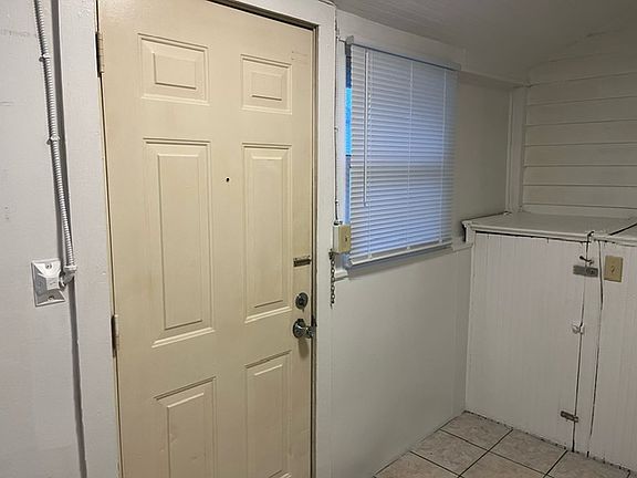 front door / foyer room