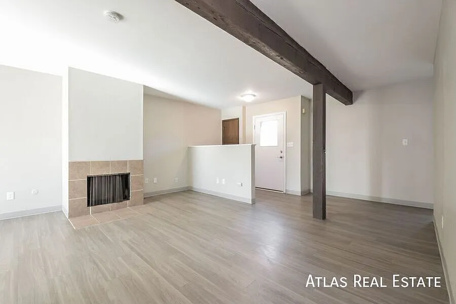 Save $2295! Great 3BR/1.5BA w/ Fully Fenced-in Yard Near Parks & Breweries! — Photo 2