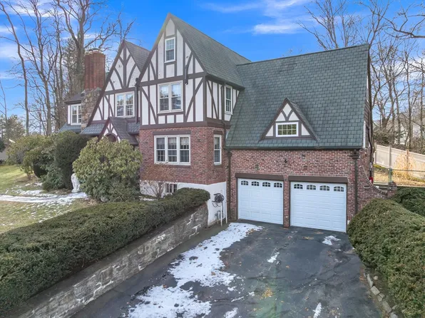 493 Salisbury St, Worcester, MA 01609