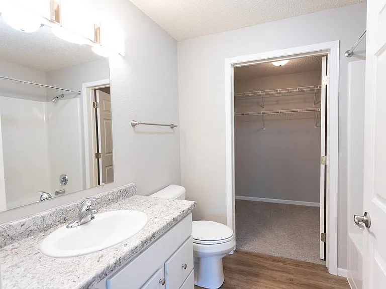 Royal Oak Apartments — Photo 15
