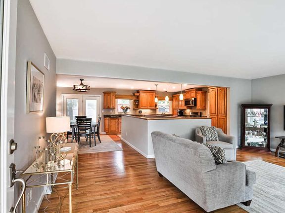 4th image of 949 Newport Ln