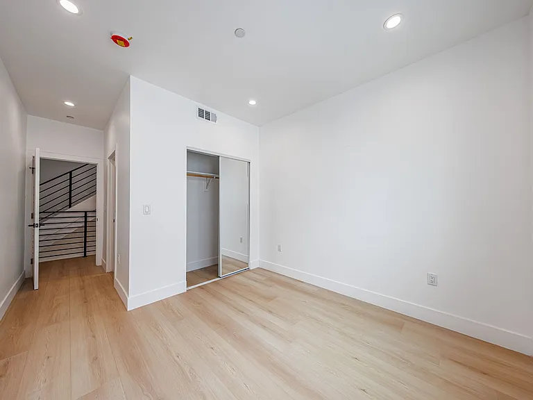 5187 W 21st St — Photo 30