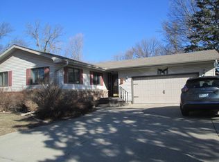 10 Crestview Bay, Faribault, MN 55021