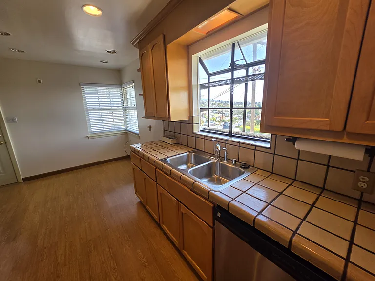 1744 Wesley Ave — Photo 11