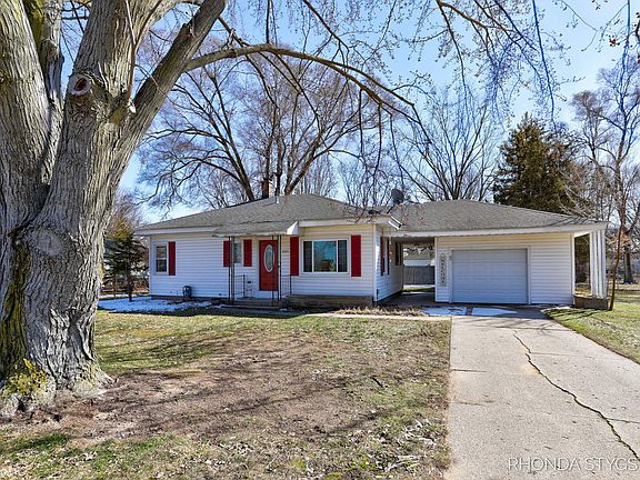 3rd image of 890 Paw Paw Dr