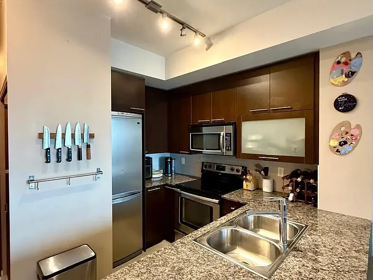 500 Sherbourne St #2012 — Photo 2