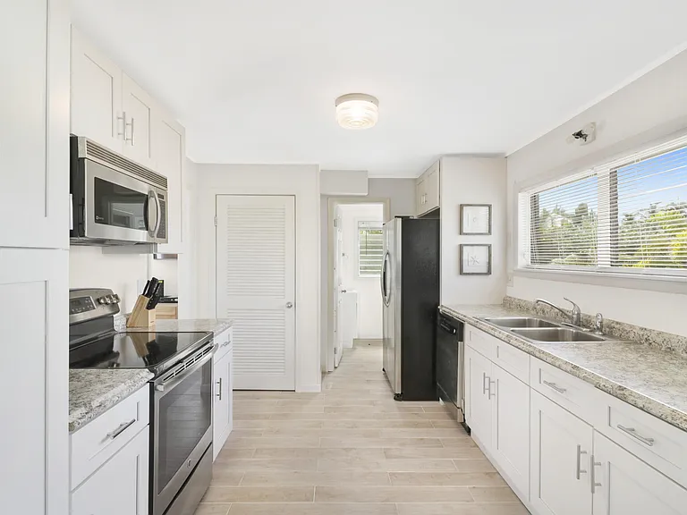 53 Barry Ave — Photo 14