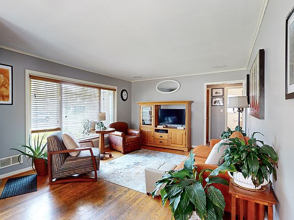 4th image of 1296 Dennis Pl