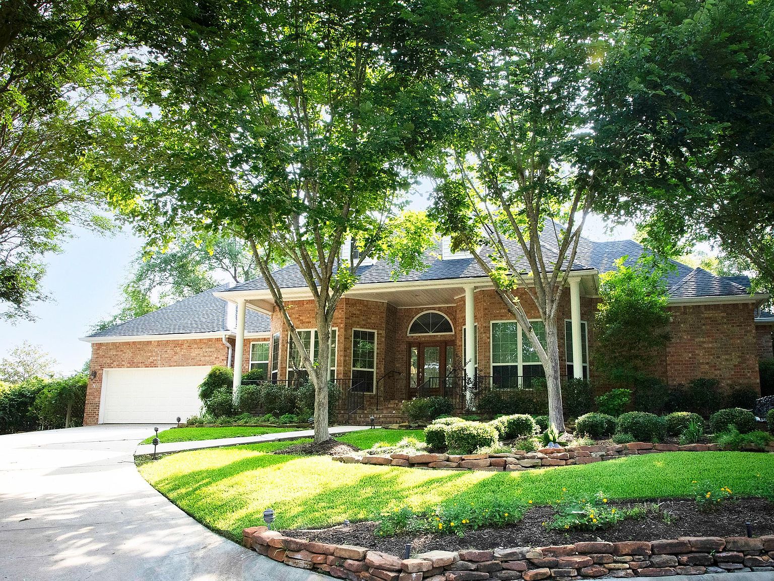 110 Canterbury Green Dr