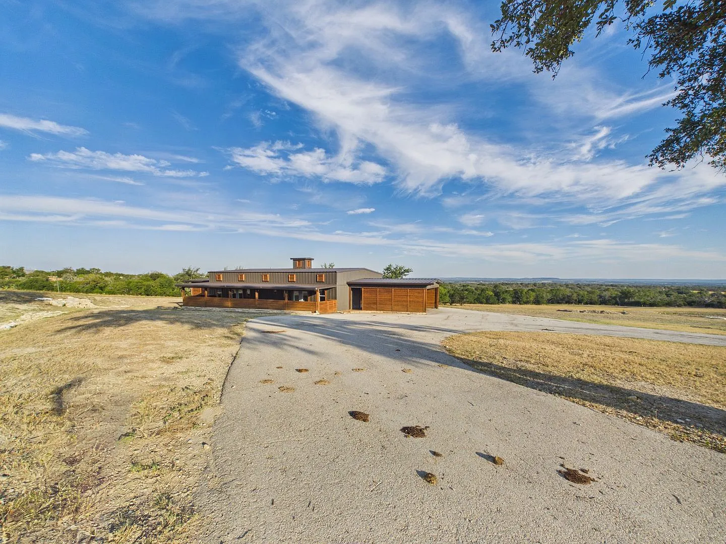 Spacious 2 Bedroom Home with Large Kitchen, Office & 18 Acres — Photo 3