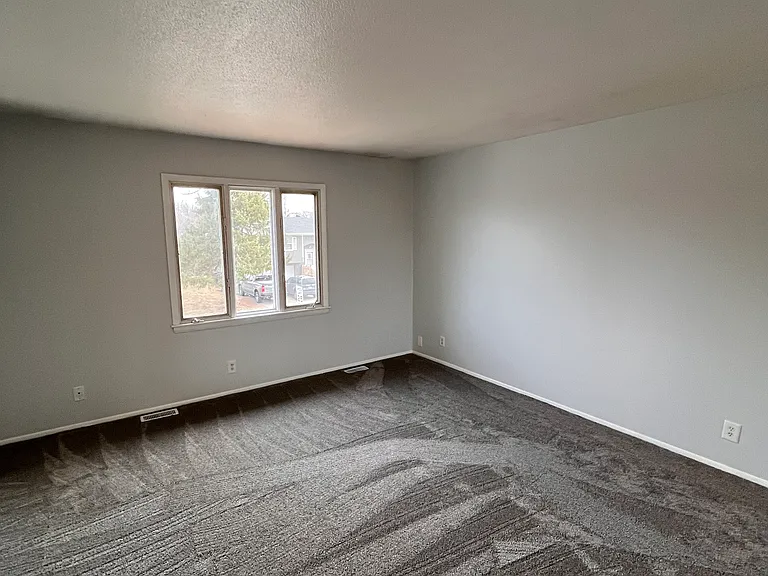 6902 S 32nd Ave — Photo 5