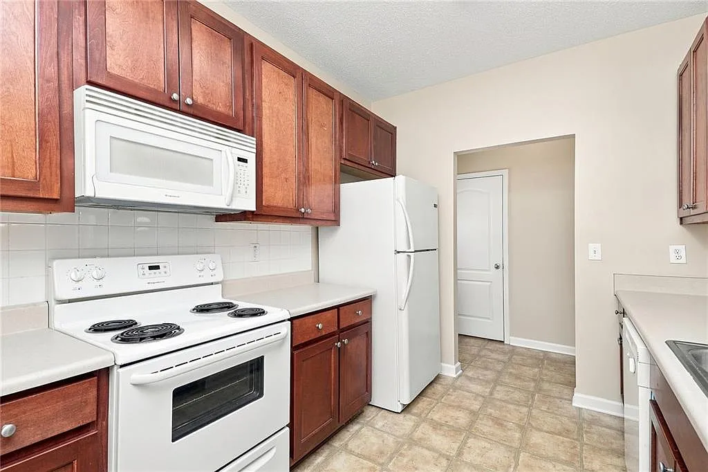 3 bed, 2.5 bath, 1530 sqft, $1,635 — Photo 3