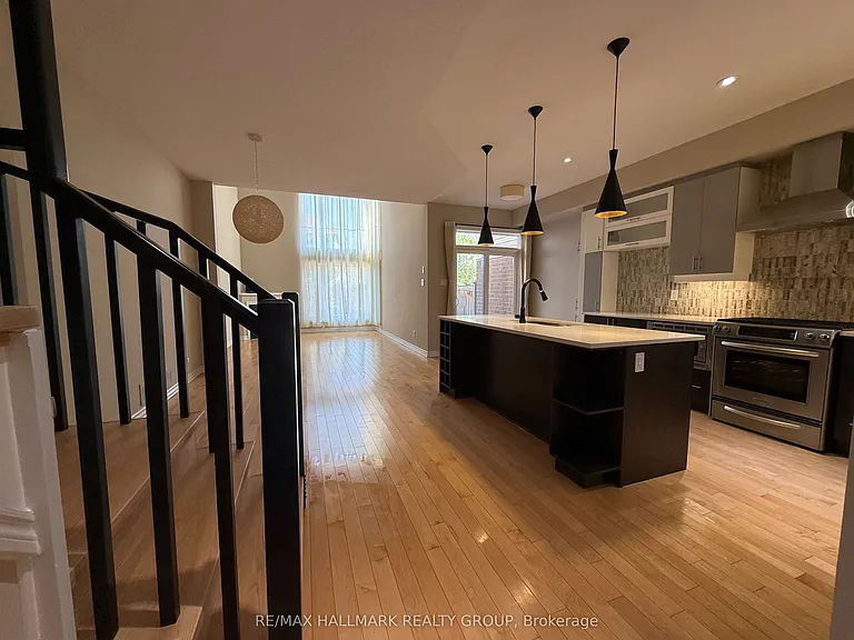 1158 Tischart Cres — Photo 4