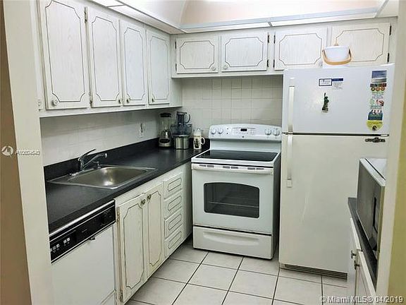 5th image of 300 Village Green Cir Unit 115