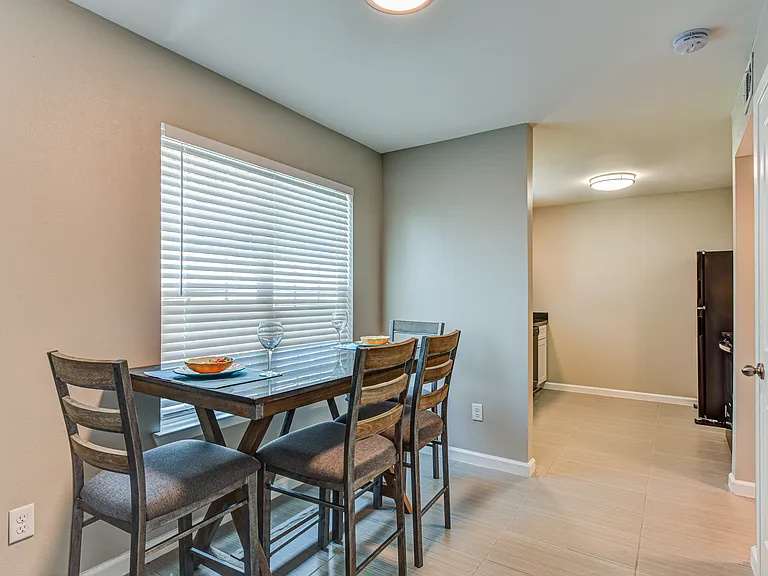St. Laurent Apartments — Photo 7