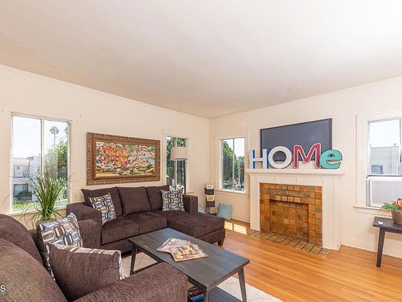 3rd image of 833 N Ridgewood Pl