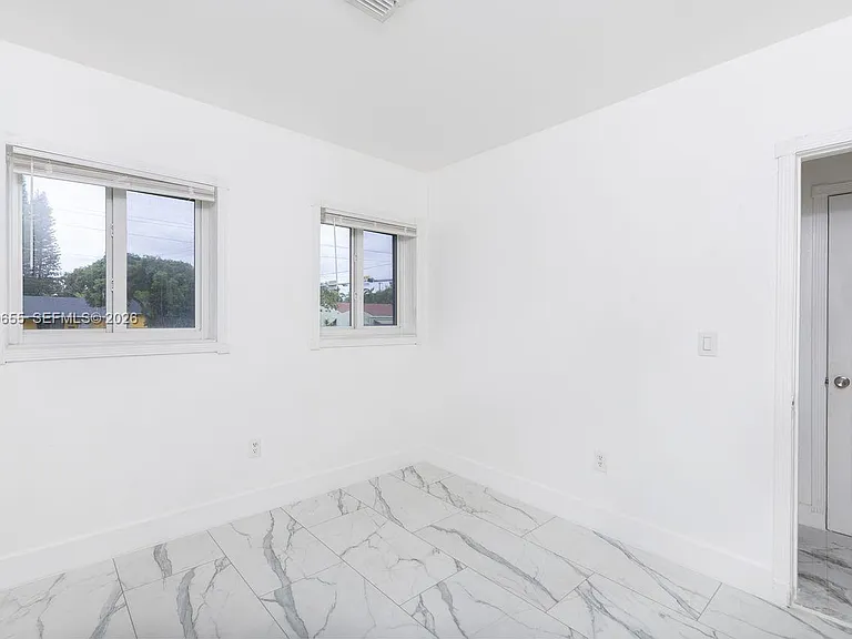 15925 NE 18th Ave — Photo 18